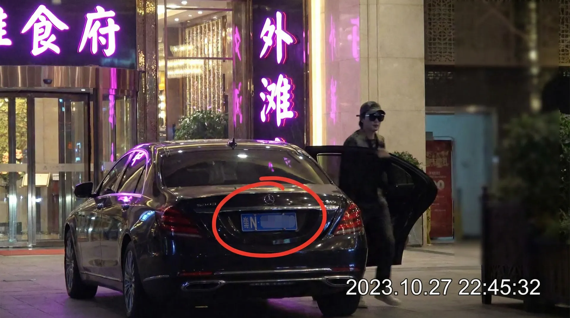 大学生情侣 - 豪车餐厅外被拍